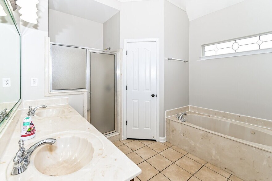 Building Photo - 2552 Pyramid Dr