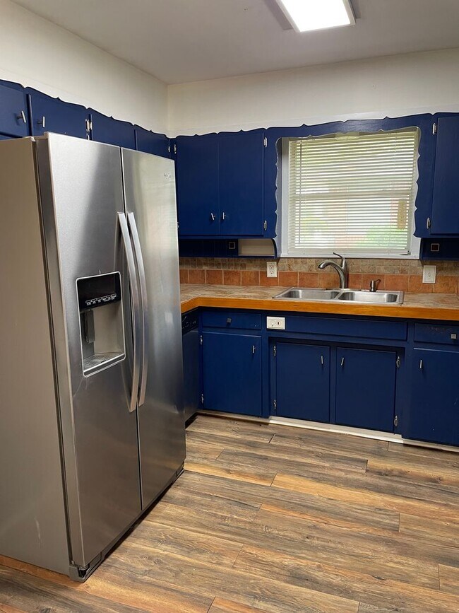 Building Photo - Available Now! Limit of 2 pets. Charming 3 bed, 3 bath, 2 car garage