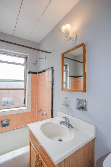 Building Photo - 5653 N Christiana Ave