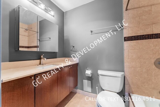 Building Photo - *** 2 WEEKS FREE RENT / EDGEWATER PLAZA / ...