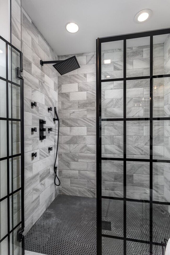 Building Photo - 608 N Front St