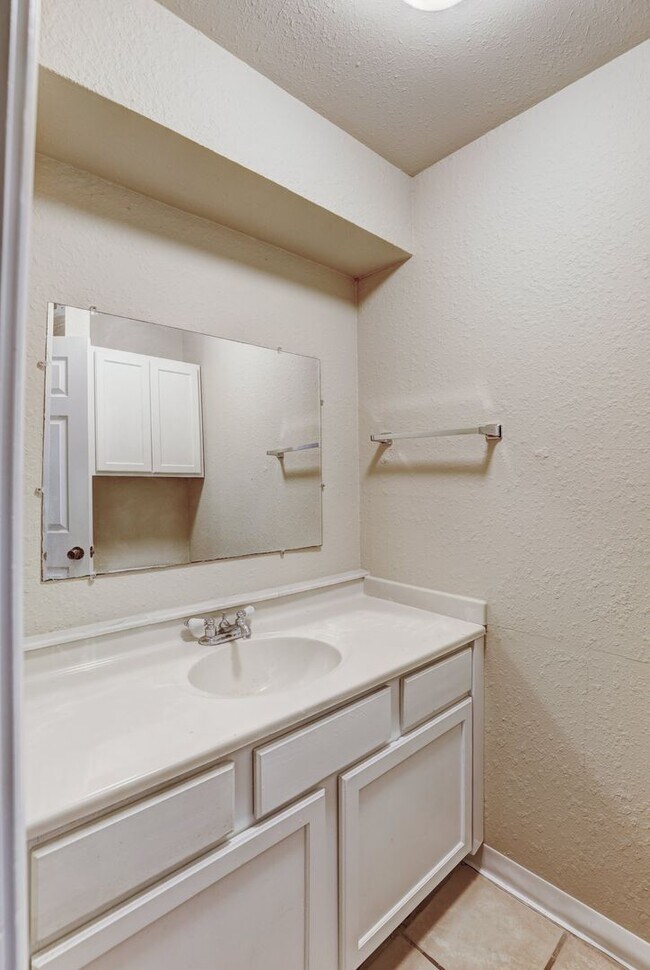 Building Photo - 4 Bedroom,2.5 Bath and 2 Car Garage Duplex with Fireplace and Prime Location Near Lake Hefner