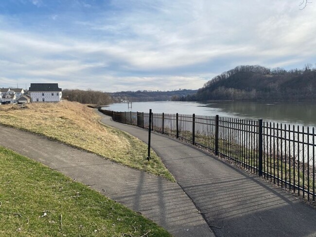 Building Photo - 3 Bedroom Luxury Townhome Rental for US OPEN!