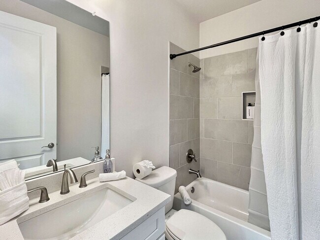 Building Photo - 401 Upper E Ave