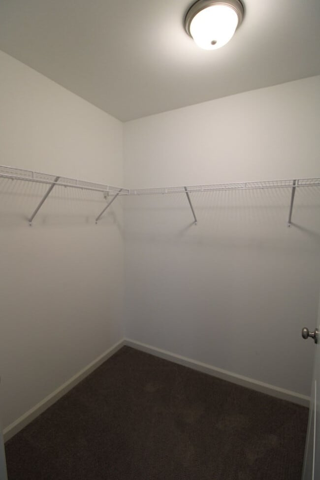 Building Photo - 581 Brushwood Dr