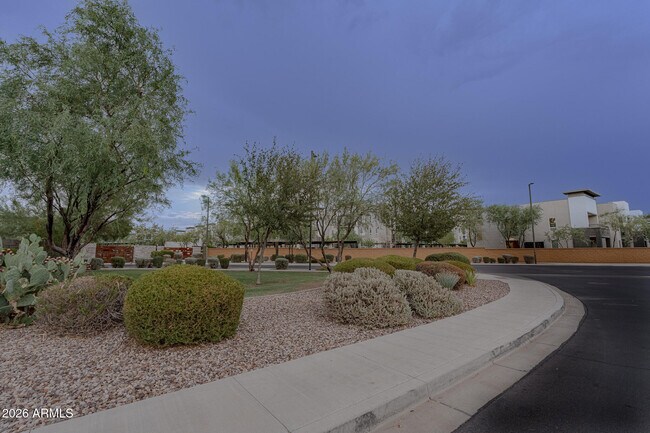 Building Photo - 6523 E Bluefield Ave