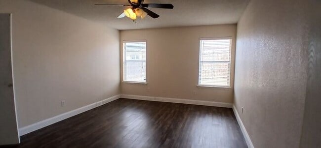 Building Photo - Summerfields Beauty: Oversized Kitchen + Flex 4th Bedroom