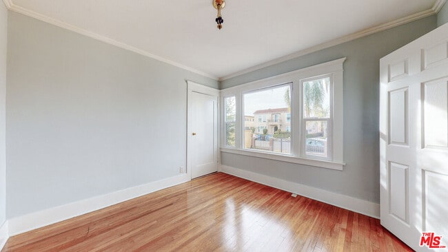 Building Photo - 1436 S Norton Ave