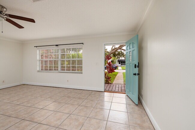 Building Photo - Charming single-family home nestled in des...