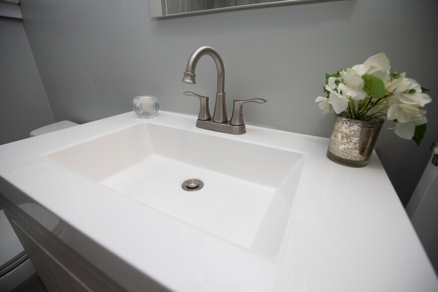 Building Photo - 1327 N Oak St