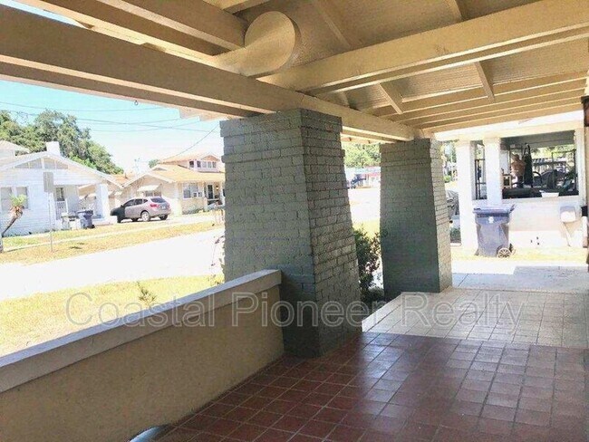 Building Photo - 108 W Hanna Ave