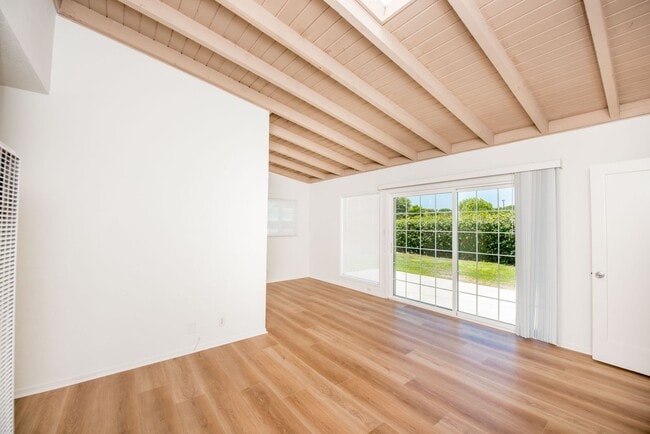 Building Photo - Light and Bright Beauty