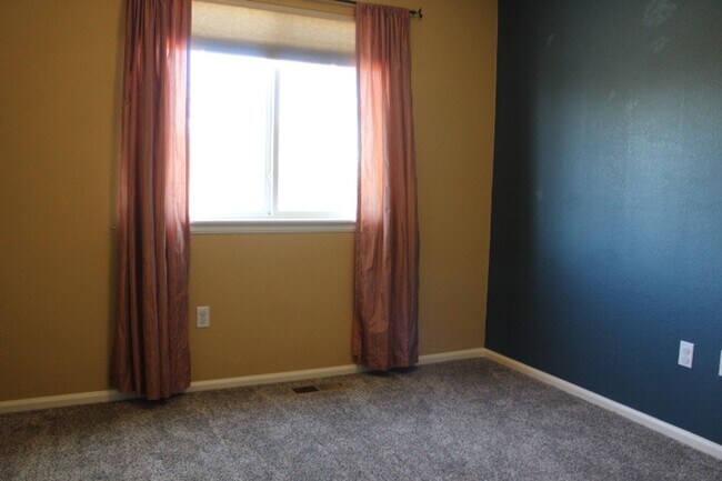 Building Photo - Beautiful 3 BR/2 1/2 BA Home in Highlands Ranch!