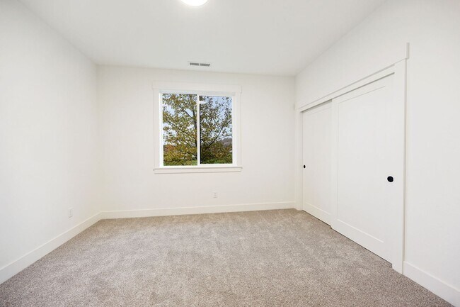 Building Photo - Convenience, Beauty and Space Makes this H...