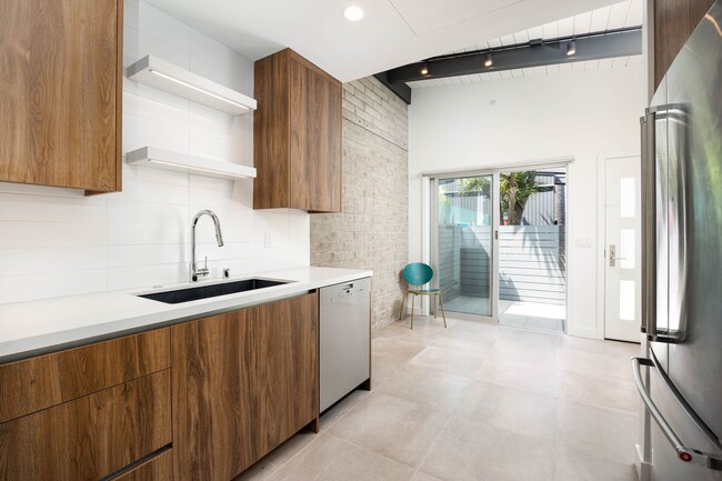 Building Photo - Gorgeous 2 bedroom 2 bath twin home just b...