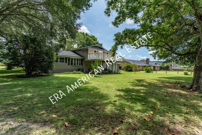 Building Photo - 631 Country Club Ave NE