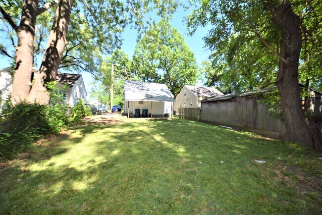 Building Photo - 2 bedroom HOUSE For RENT
