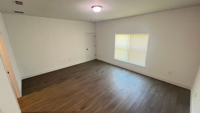 Building Photo - Spacious 4BR Home with Well Water, Pet-Friendly & No HOA