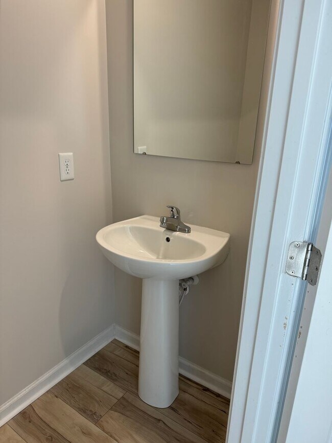 Building Photo - Price & Location!