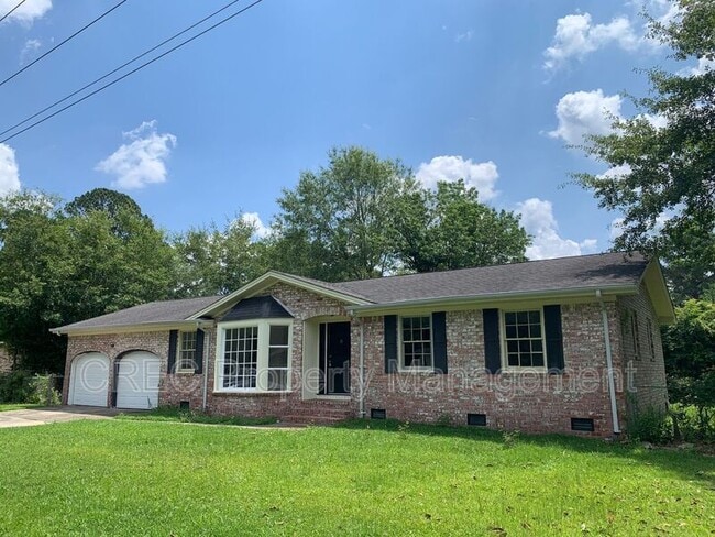 Building Photo - 205 Pinewood Dr