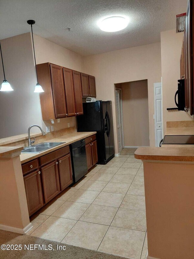 Building Photo - 7053 Snowy Canyon Dr