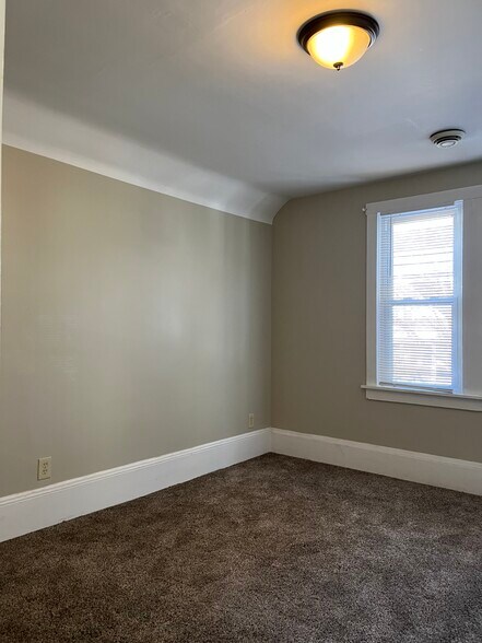 Building Photo - 319 E Rosedale Ave