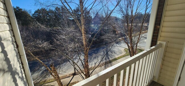 Building Photo - Great condo near Hanes Mall area, Clemmons and I40