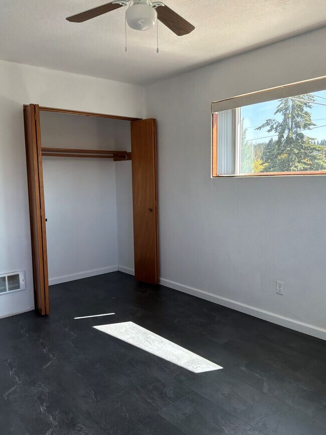 Building Photo - 236 E Lauridsen Blvd