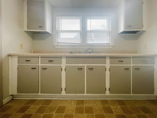 Building Photo - Washer/Dryer Hook-Ups