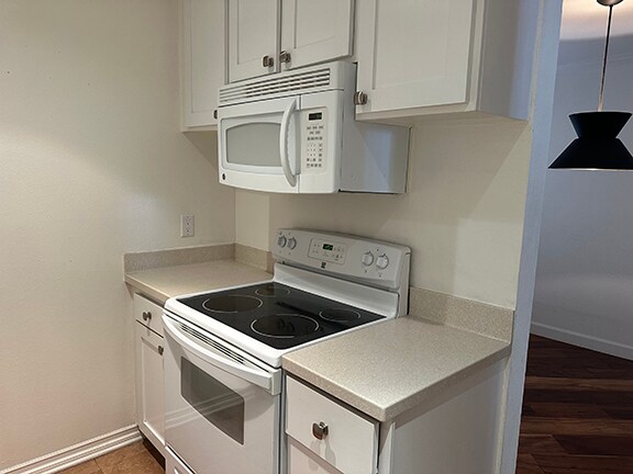 Building Photo - 8400 De Longpre Ave