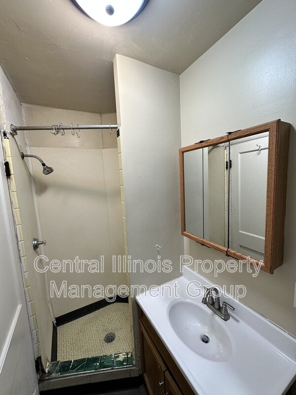 Building Photo - 311 E Locust St