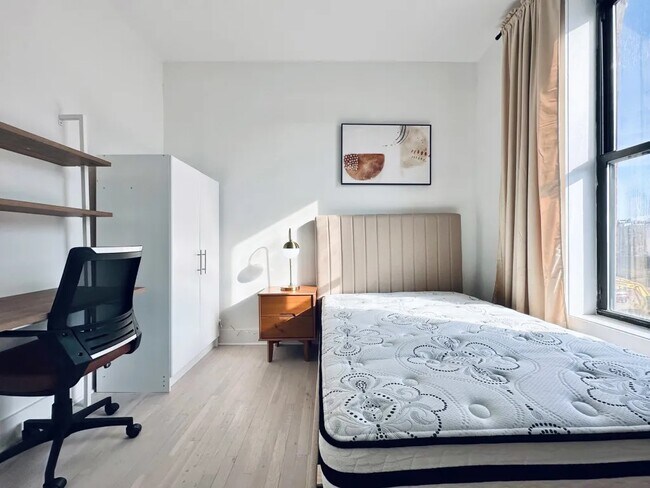 Building Photo - Furnished room/NOT APARTMENT