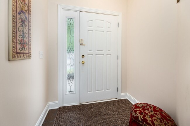 Building Photo - Available for a 6 month lease term!