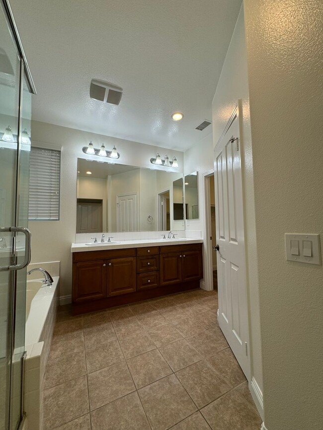 Building Photo - Modern 3 Bed | 2.5 Bath Home in Tustin Field