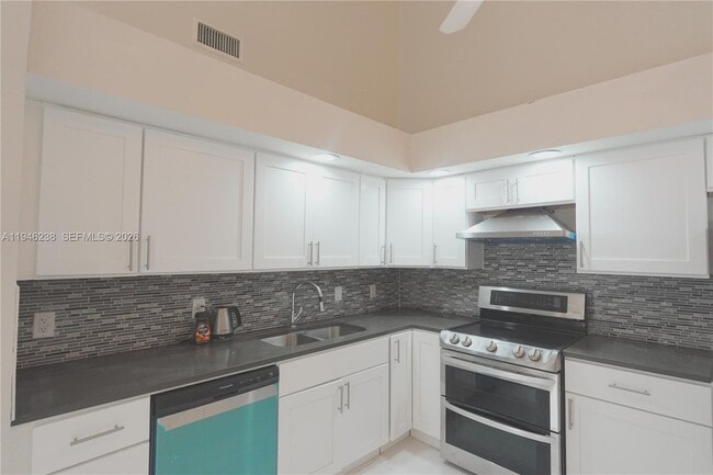 Building Photo - 518 NE 48th St