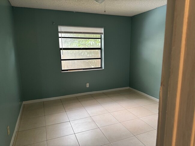 Building Photo - 4207 Lakeside Dr