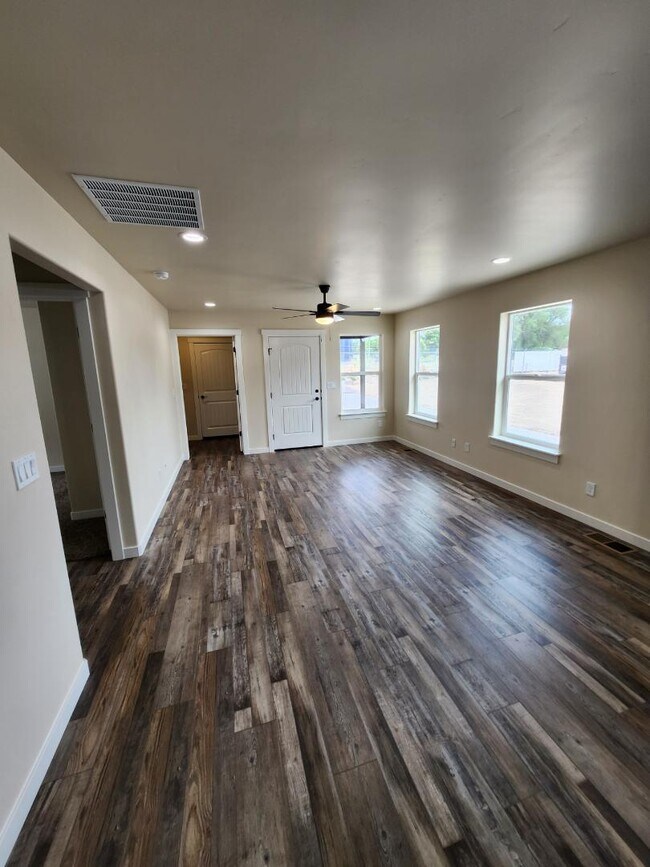 Building Photo - 1304 N Buchanan St
