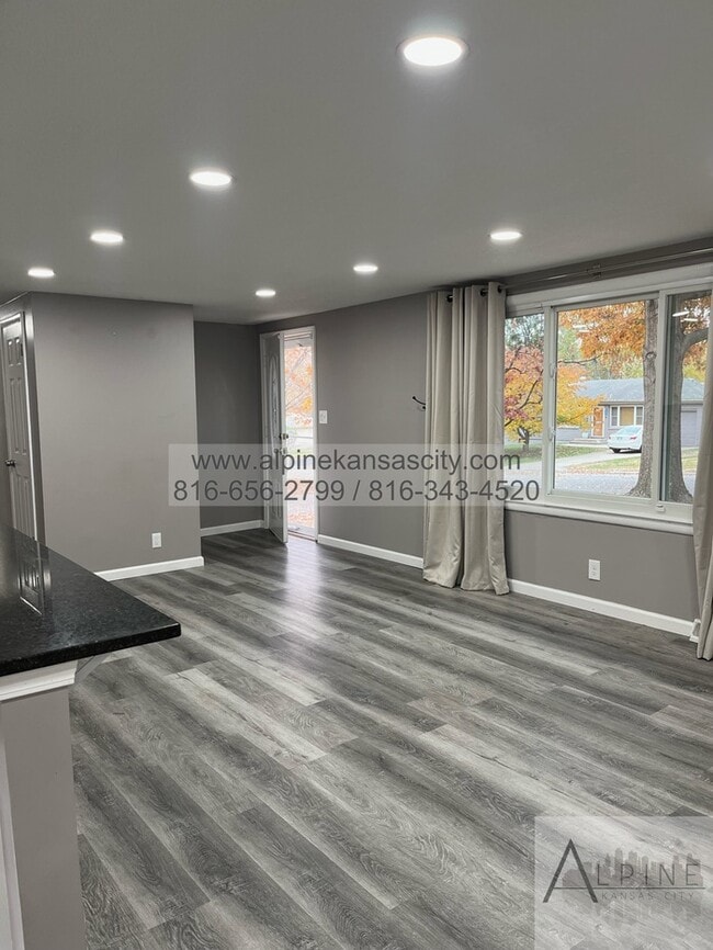 Building Photo - Available Mid January! 5 Bedrooms, PLUS Rec Room in Gladstone!