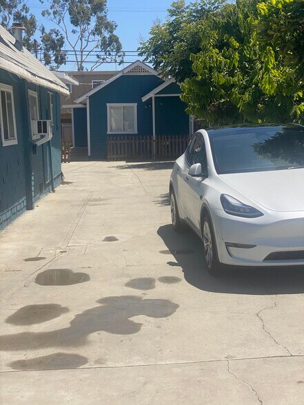 Building Photo - 1372 Gaviota Ave