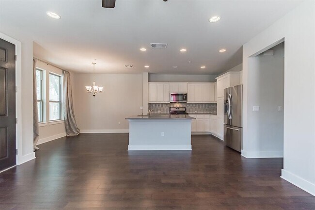 Building Photo - 13800 Lyndhurst St