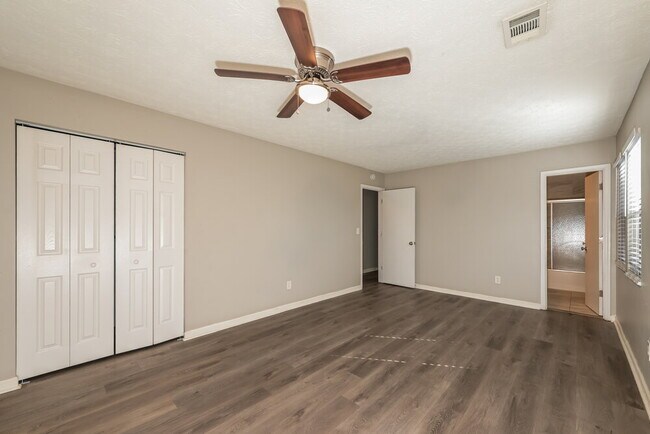 Building Photo - 4578 Old Lake Dr