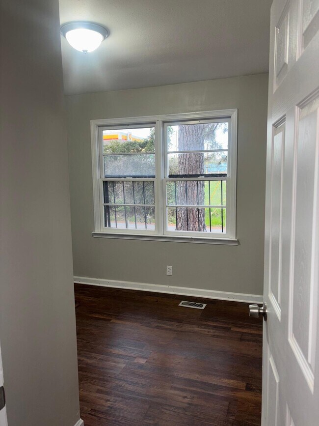 Building Photo - 661 Coleman Ln