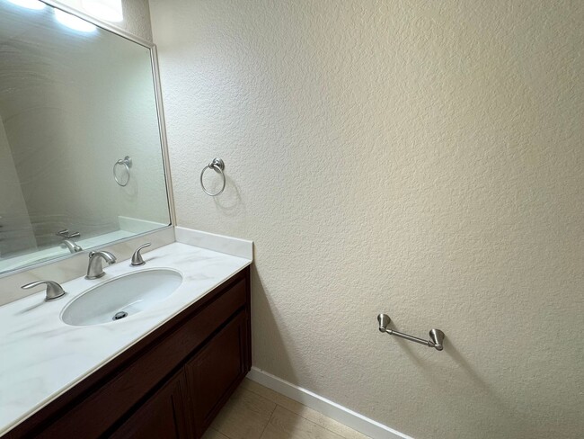 Building Photo - Spacious 2Bd/2Ba Condo w/Bonus Office, Garage and A/C!