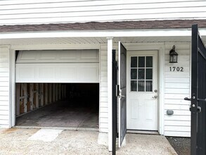Building Photo - 1702 Studewood St