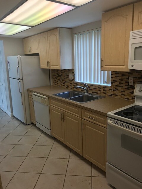 Building Photo - 10411 N Kendall Dr