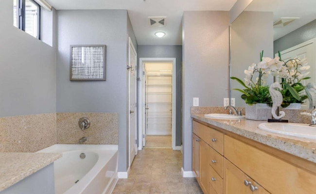 master suite - 800 N 8th St