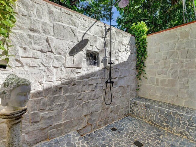 Building Photo - 6401 SW 42nd Terrace