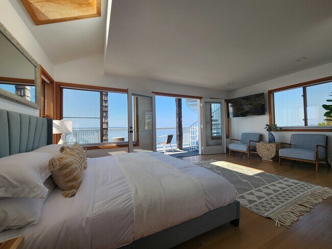 Building Photo - 19118 Soundview Dr NW