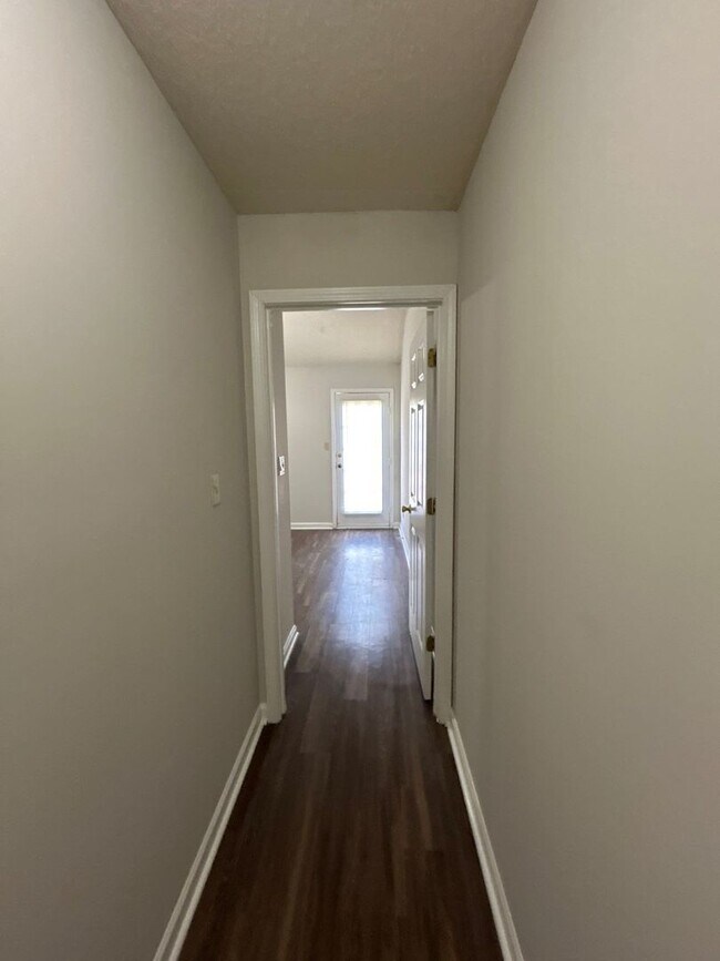 Building Photo - Cozy 3 bedroom/2 Bath townhome with vaulte...