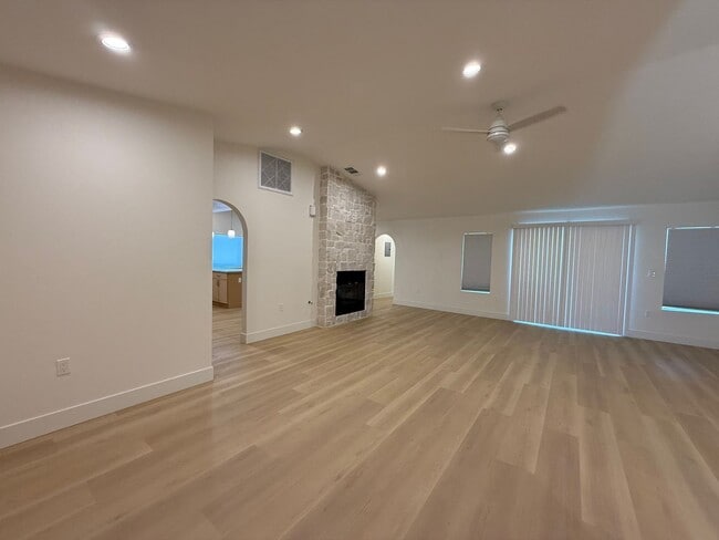 Building Photo - Gorgeous 3 bedrooms, 2.5 baths home